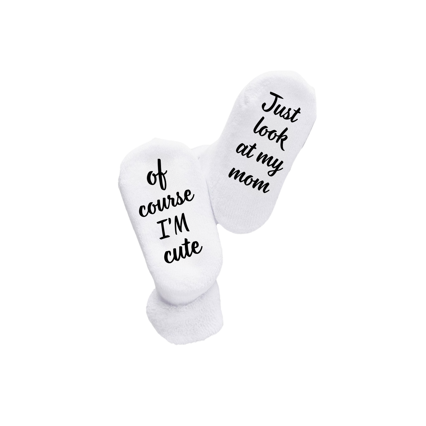“Witte babysokken met ludieke quote "Of course i'm cute/ Just look at my mom" – Handmade by J collectie”