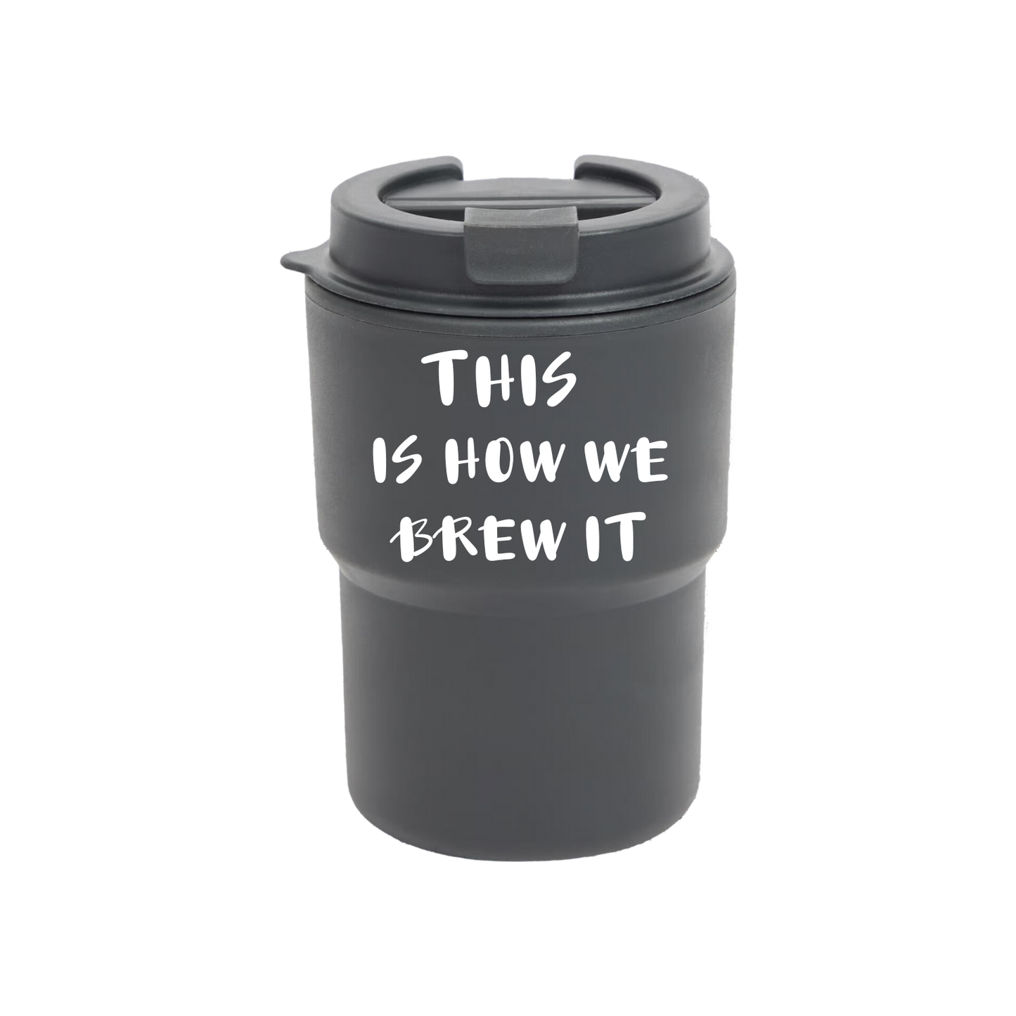 “zwarte koffie to go beker met grappige tekst ‘This is how we brew it’ – Handmade by J”
