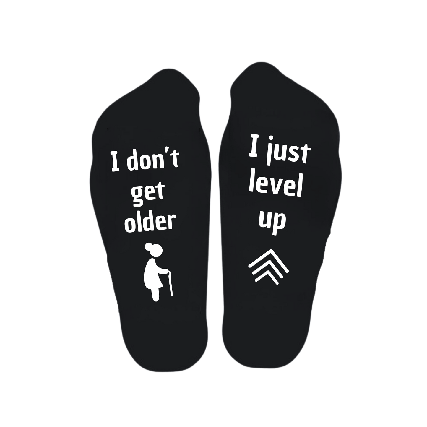 “Sokken met grappige tekst verdeeld over linker en rechter sok met de tekst "I don't get older / I just level up" – Handmade by J” verjaardag kado