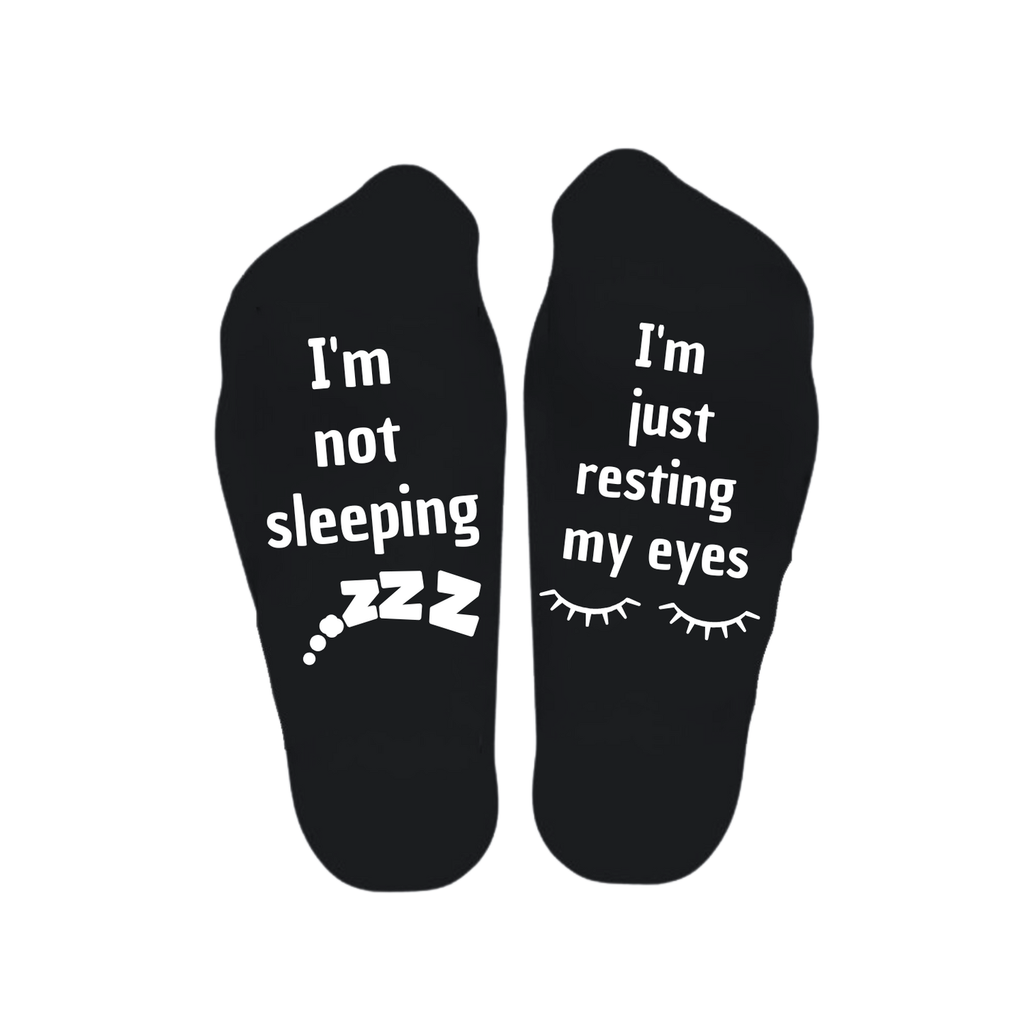 “Sokken met grappige tekst verdeeld over linker en rechter sok met de tekst "I'm not sleeping / I'm just resting my eyes" – Handmade by J”