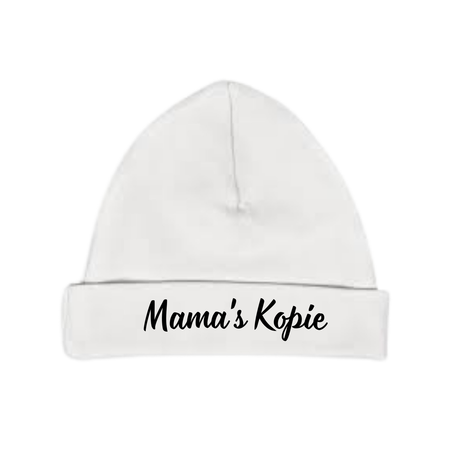 “Wit babymutsje met tekst ‘Mama's kopie’ – Handmade by J” Origineel kraamkado