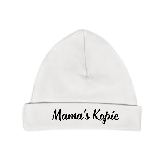 “Wit babymutsje met tekst ‘Mama's kopie’ – Handmade by J” Origineel kraamkado
