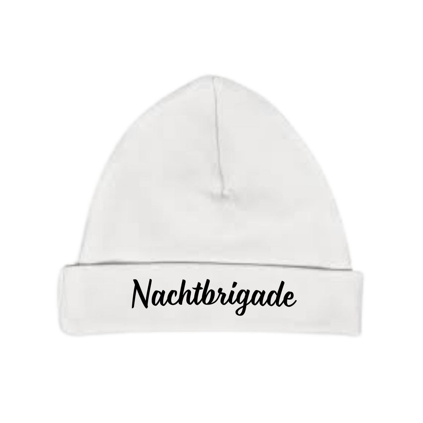 “Wit babymutsje met tekst ‘Nachtbrigade’ – Handmade by J” Origineel kraamkado