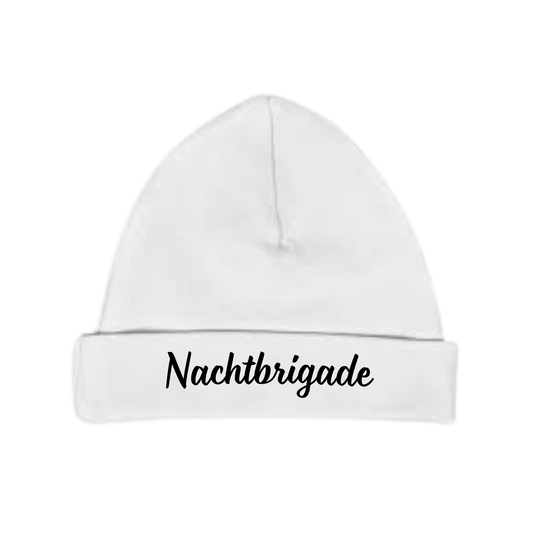 “Wit babymutsje met tekst ‘Nachtbrigade’ – Handmade by J” Origineel kraamkado