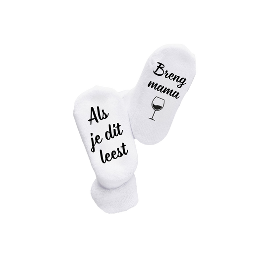 “Witte babysokken met ludieke quote "Als je dit leest / Breng mama wijn" – Handmade by J collectie” origineel Kraamcadeau
