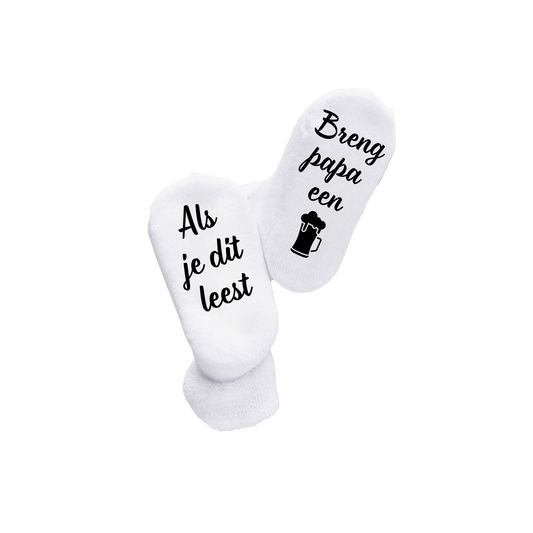 “Witte babysokken met ludieke quote "Als je dit leest / Breng papa bier" – Handmade by J collectie” origineel Kraamcadeau