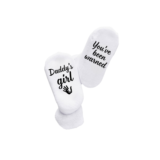 “Witte babysokken met ludieke quote "Daddy's girl / You've been warned" – Handmade by J collectie” origineel Kraamcadeau