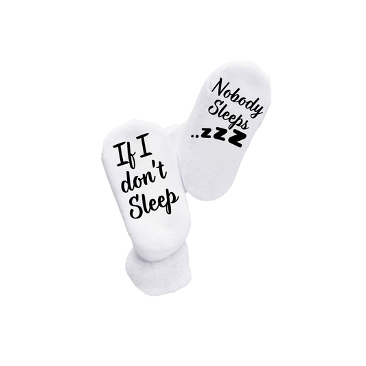 “Witte babysokken met ludieke quote "If I don't sleep / Nobody sleeps" – Handmade by J collectie” origineel Kraamcadeau