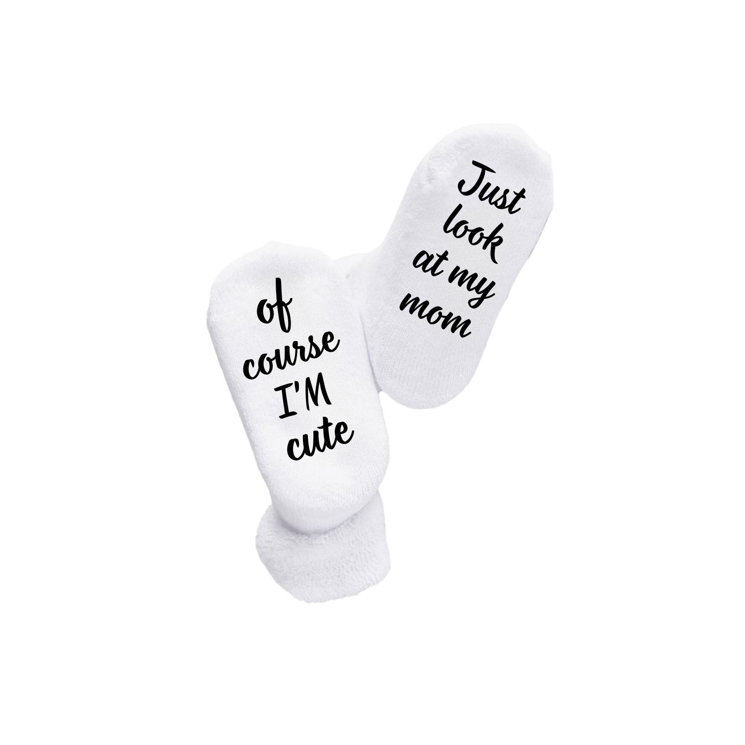 “Witte babysokken met ludieke quote "Of course i'm cute/ Just look at my mom" – Handmade by J collectie”