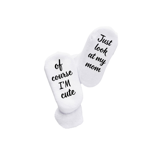 “Witte babysokken met ludieke quote "Of course i'm cute/ Just look at my mom" – Handmade by J collectie”