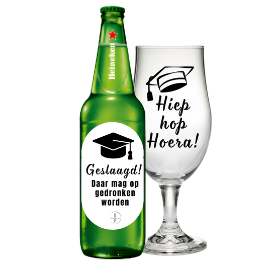 Geslaagd biersetje met grappige tekst op glas en flesje – Handmade by J
