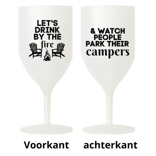 “Lichtgewicht en onbreekbaar wit wijnglas met leuke spreuk "Let's drink by the fire" – Handmade by J”