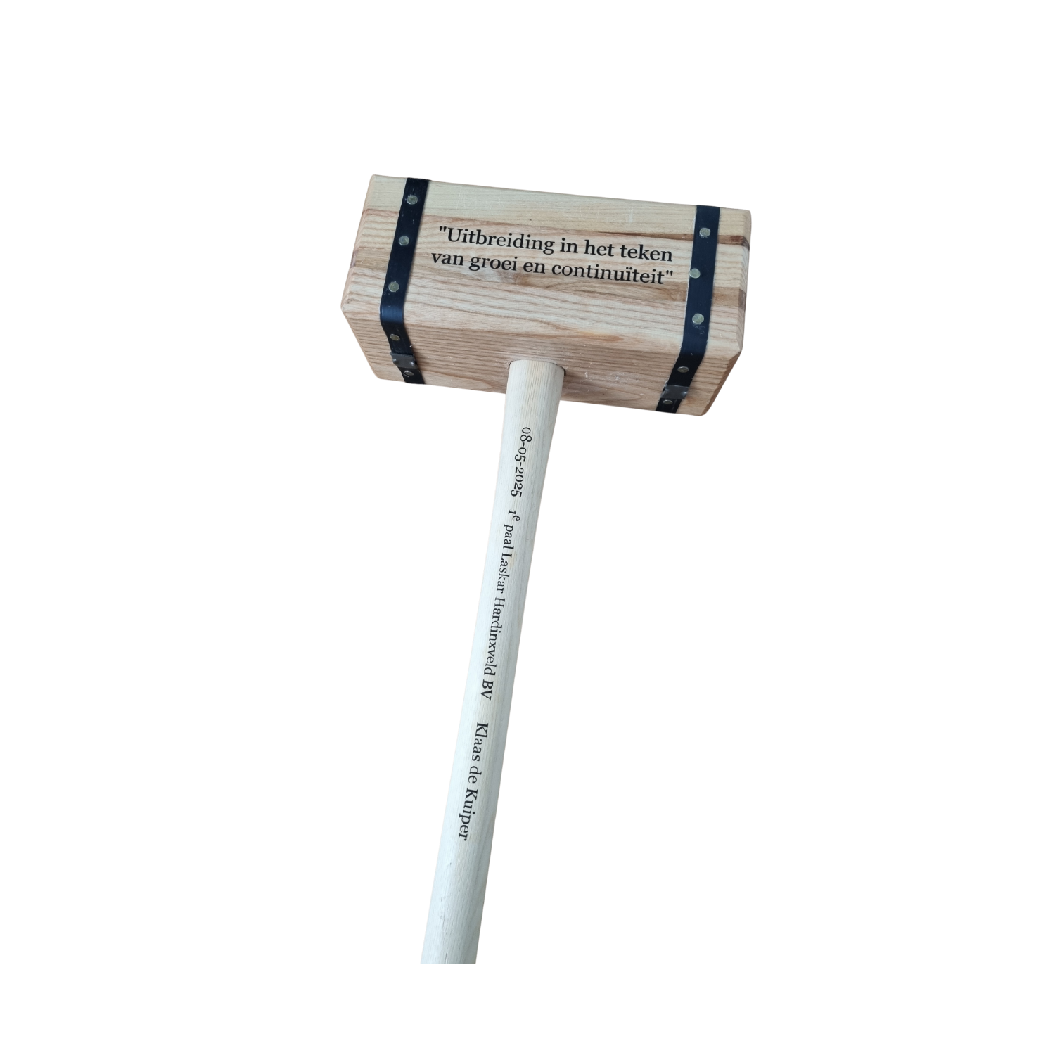Grote houten ceremoniehamer met bedrukking – gebruikt bij het slaan van de eerste paal voor een bedrijfsuitbreiding