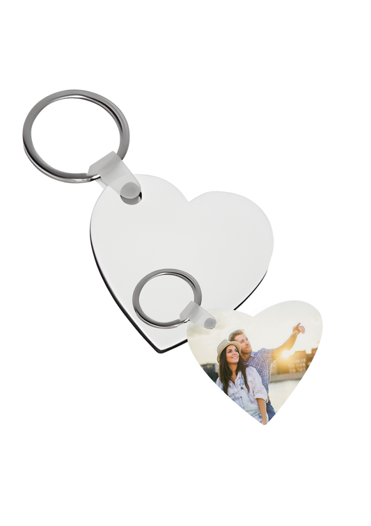 Houten sleutelhanger in hartvorm waarop je eigen foto aan beide kanten gedrukt wordt.
