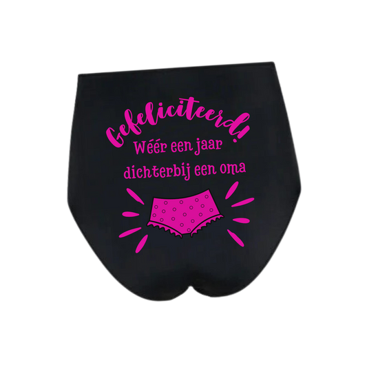 “Grappige zwarte grote oma onderbroek met roze tekst ‘Weer een jaar dichterbij een oma onderbroek’ – cadeautip voor verjaardag” 