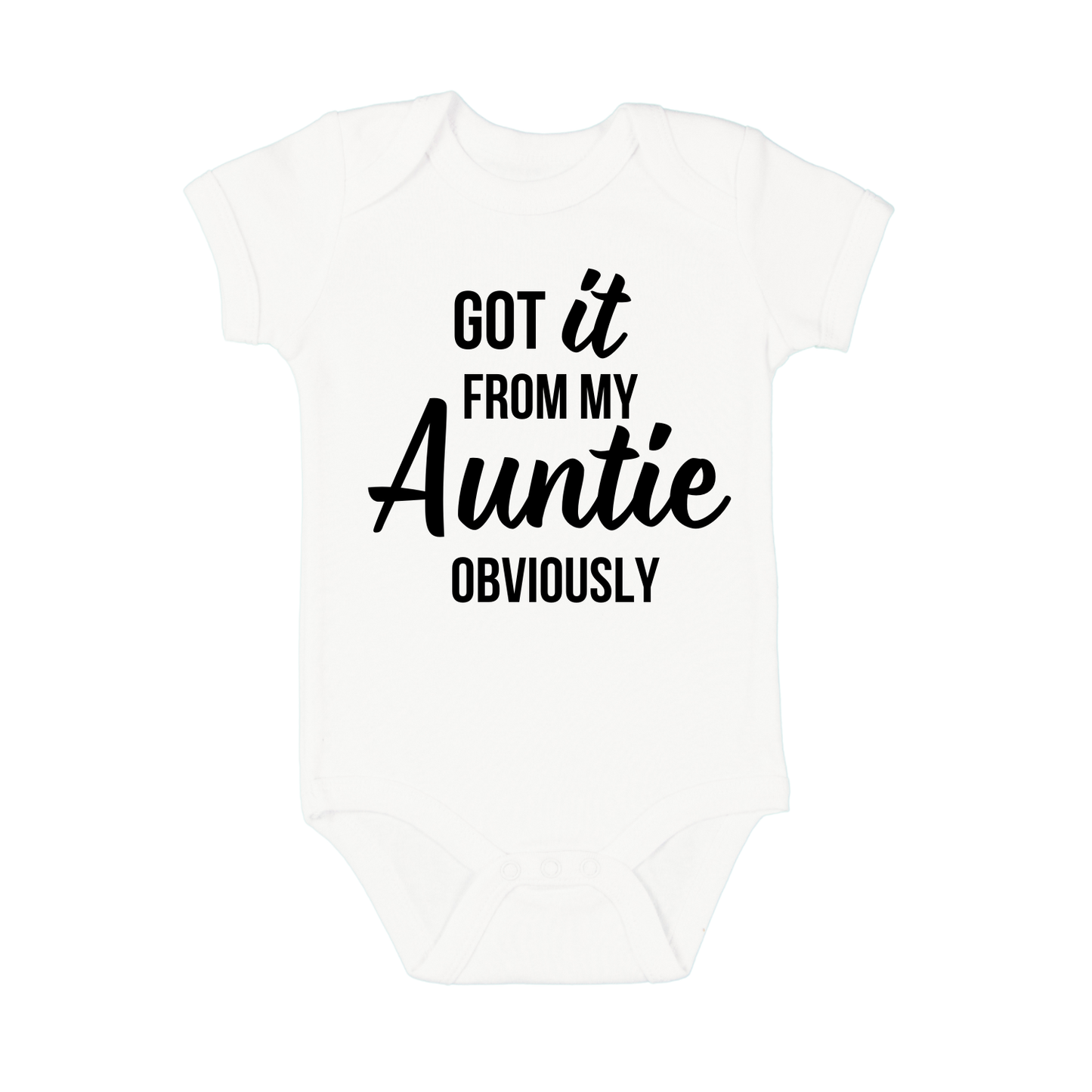 Wit babyrompertje met tekst Got it from my auntie – leuk kraamcadeau van tante gemaakt door Handmade by J.