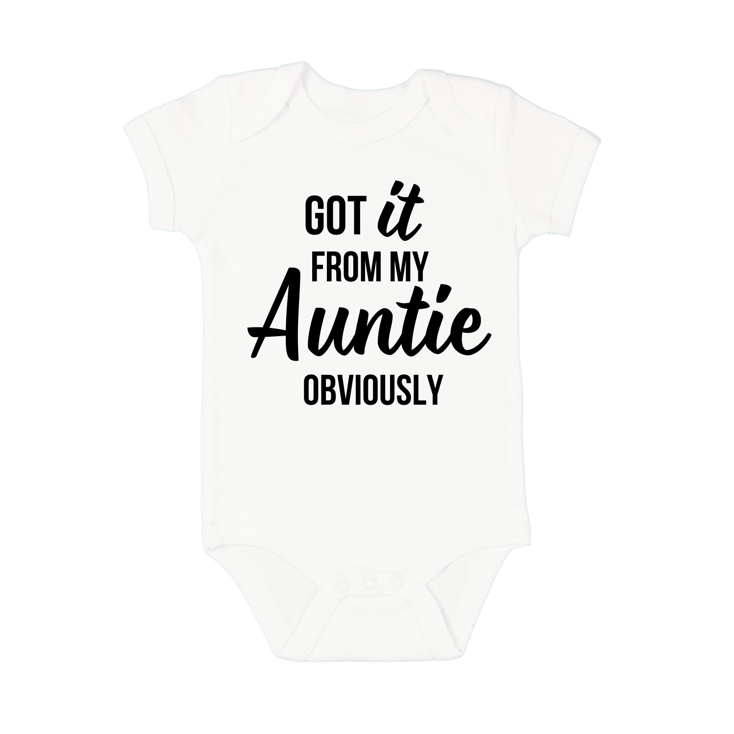 Wit babyrompertje met tekst Got it from my auntie – leuk kraamcadeau van tante gemaakt door Handmade by J.