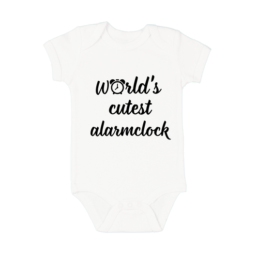 “Wit babyrompertje met tekst ‘Worlds cutest alarmclock’ – grappig kraamcadeau”