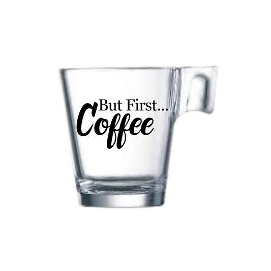 “Koffieglas met grappige tekst ‘But first coffee’ – Handmade by J”