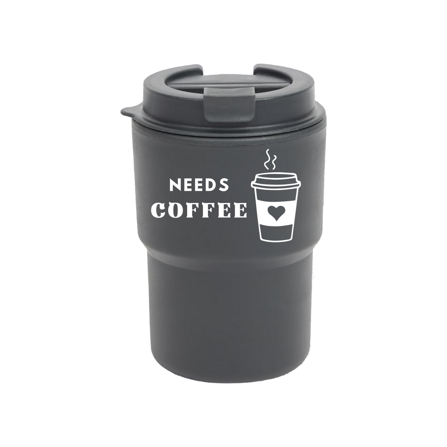“zwarte koffie to go beker met grappige tekst ‘Needs coffee’ – Handmade by J”