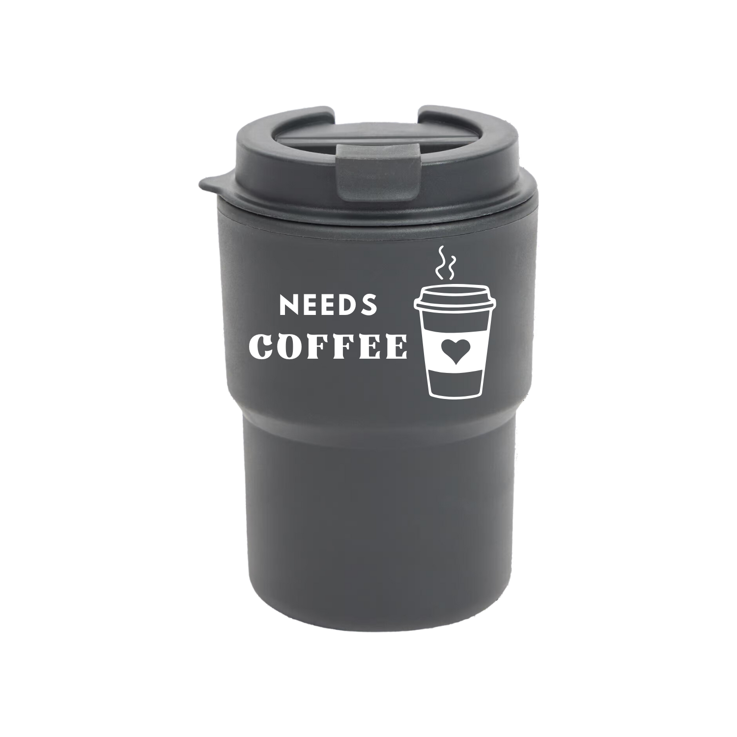 “zwarte koffie to go beker met grappige tekst ‘Needs coffee’ – Handmade by J”