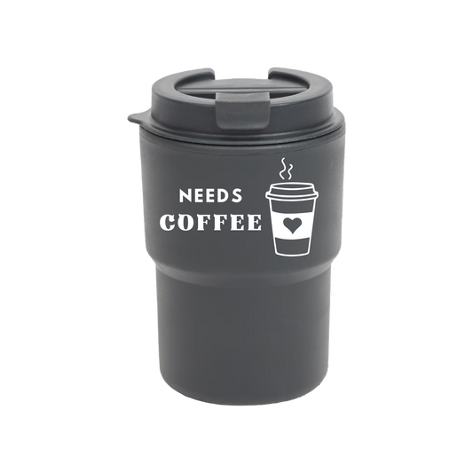 “zwarte koffie to go beker met grappige tekst ‘Needs coffee’ – Handmade by J”