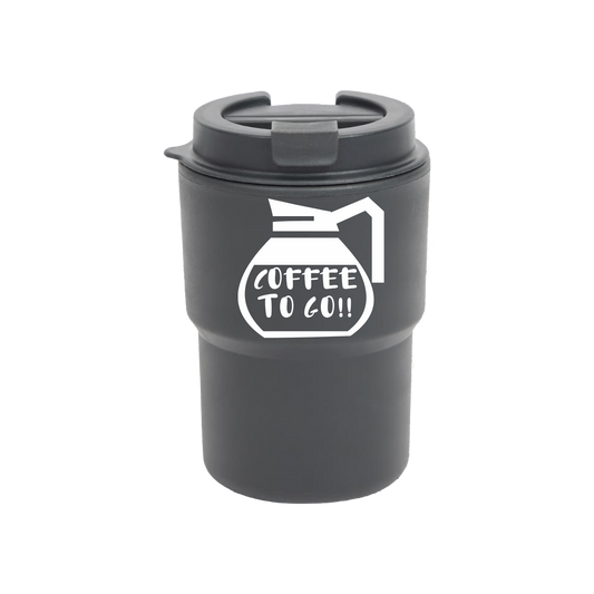 “zwarte koffie to go beker met grappige tekst ‘Coffee to go’ – Handmade by J”