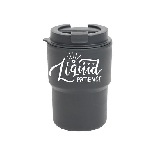 “zwarte koffie to go beker met grappige tekst ‘Liquid patience’ – Handmade by J”