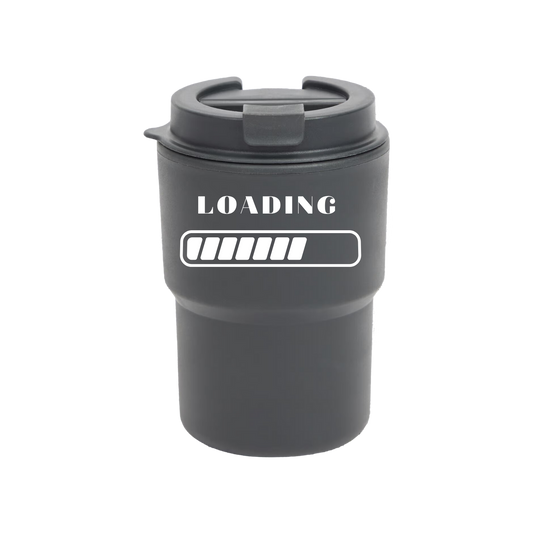 “zwarte koffie to go beker met grappige tekst ‘Loading’ – Handmade by J”
