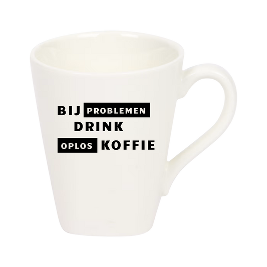 “Witte koffiemok met grappige tekst ‘Bij problemen drink oplos koffie’ – Handmade by J”