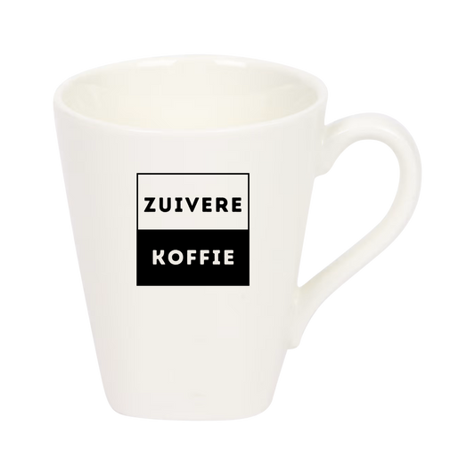 “Witte koffiemok met grappige tekst ‘Zuivere koffie’ – Handmade by J”