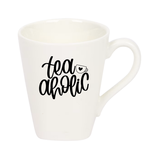 “Witte theemok met grappige tekst ‘Tea aholic’ – Handmade by J”