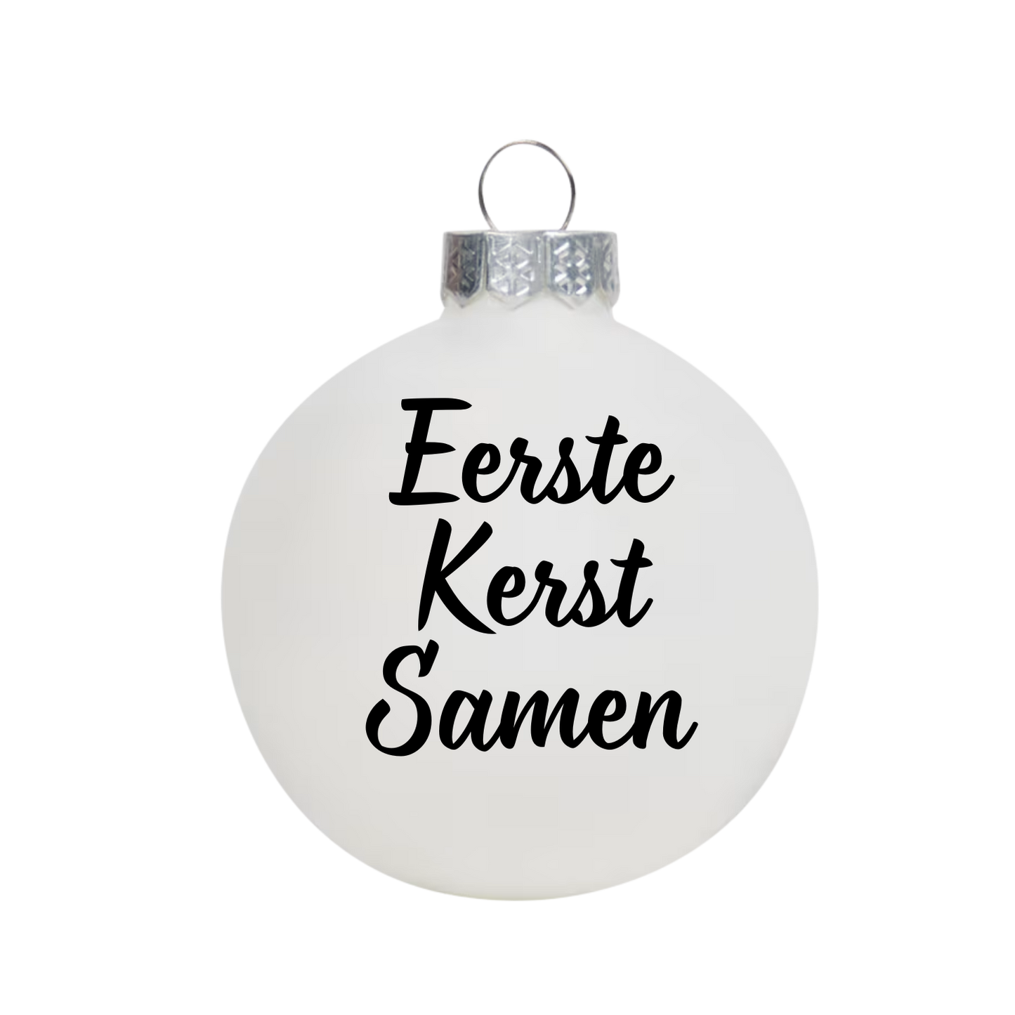 Witte kerstbal met zwarte tekst Eerste kerst samen  als gepersonaliseerd kerstcadeau