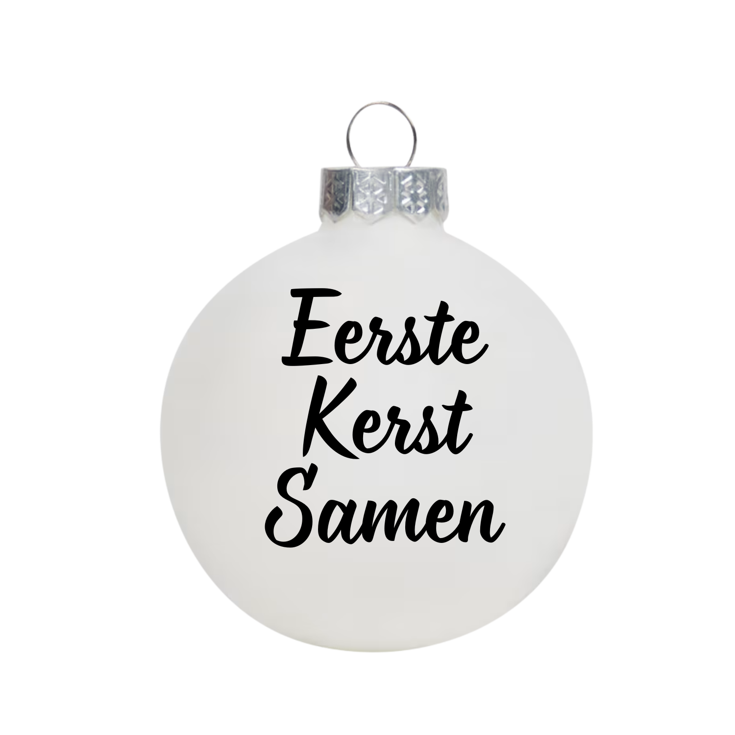 Witte kerstbal met zwarte tekst Eerste kerst samen  als gepersonaliseerd kerstcadeau