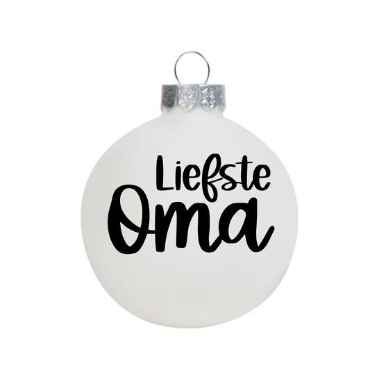 Witte kerstbal met zwarte tekst liefste oma als gepersonaliseerd kerstcadeau