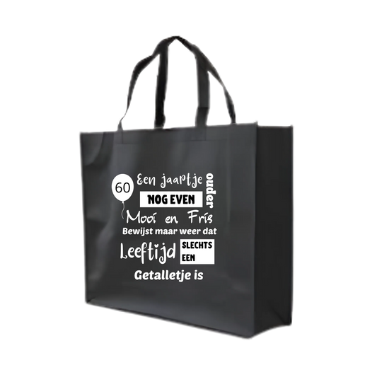 “Grote non-woven shopper met ludieke tekst "Een jaartje ouder" – herbruikbare cadeautas” gepersonaliseerd