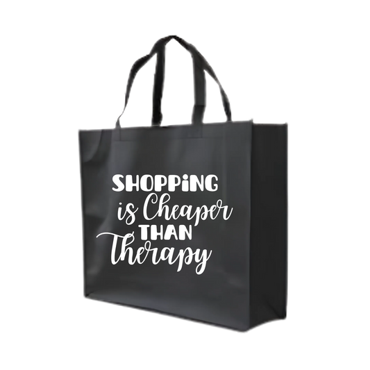 “Grote non-woven shopper met ludieke tekst "Shopping is cheaper than therapie – herbruikbare cadeautas”