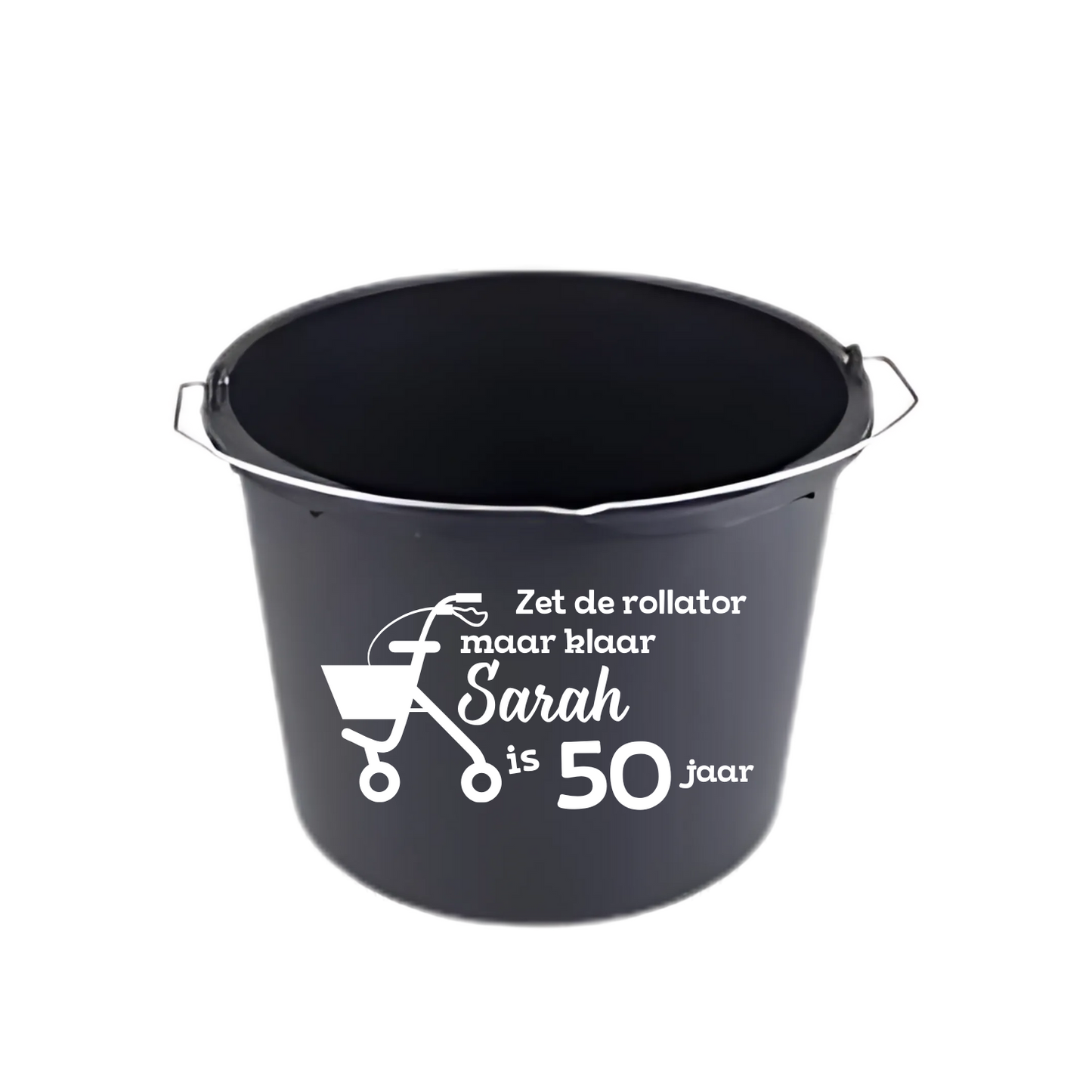 “Partybucket emmer met tekst ‘Zet de rollator maar klaar Sarah is 50 jaar’ – Handmade by J” 50 jaar, Sarah