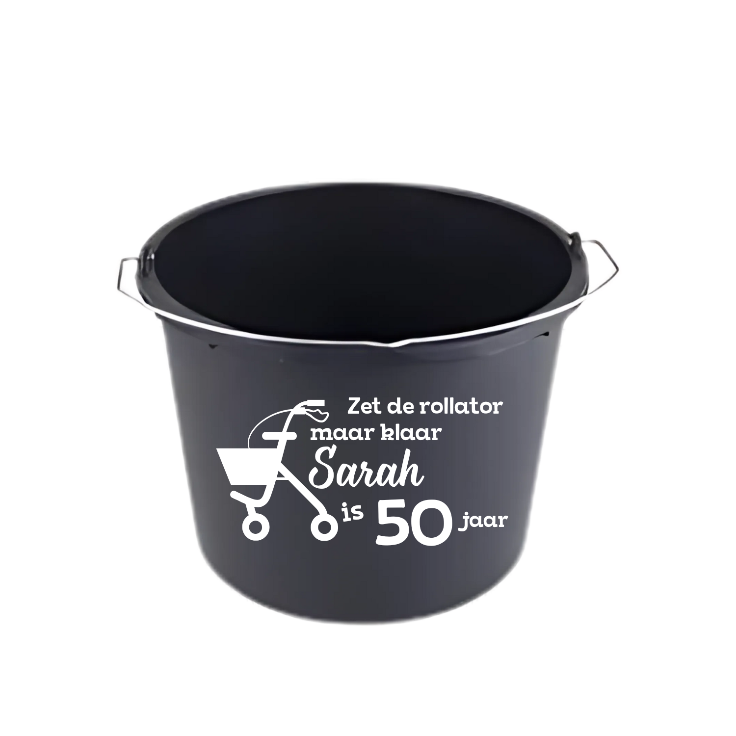 “Partybucket emmer met tekst ‘Zet de rollator maar klaar Sarah is 50 jaar’ – Handmade by J” 50 jaar, Sarah