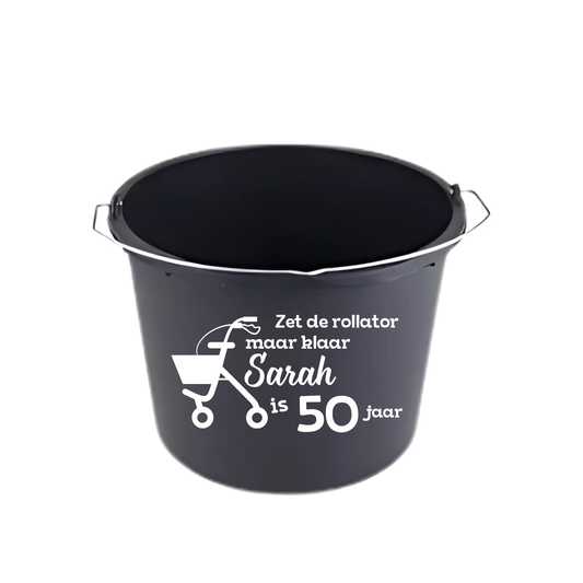 “Partybucket emmer met tekst ‘Zet de rollator maar klaar Sarah is 50 jaar’ – Handmade by J” 50 jaar, Sarah