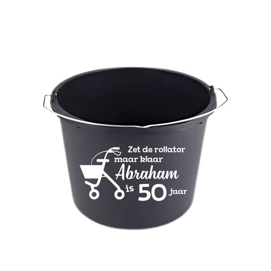 “Partybucket emmer met tekst ‘Zet d rollator maar klaar Abraham is 50 jaar’ – Handmade by J” 50 jaar Abraham