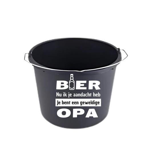 “Partybucket met tekst ‘Bier nu ik je aandacht heb, je bent een geweldige opa’ – Handmade by J”