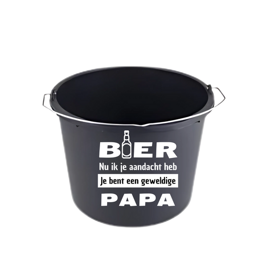 “Partybucket met tekst ‘Bier nu ik je aandacht heb, je bent een geweldige papa’ – Handmade by J” Vaderdag