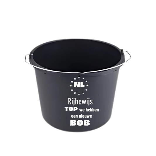 “Zwarte emmer met quote "Rijbewijs Top we hebben een nieuwe BOB – feestaccessoire” Rijbewijs gehaald