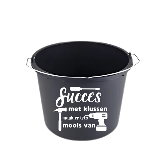 “Partybucket emmer met tekst ‘Succes met klussen maak er wat moois van’ – Handmade by J”