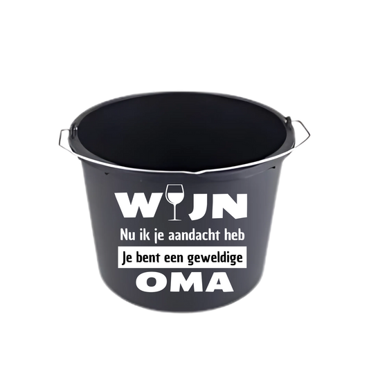 “Partybucket met tekst ‘wijn nu ik je aandacht heb, je bent een geweldige oma’ – Handmade by J”