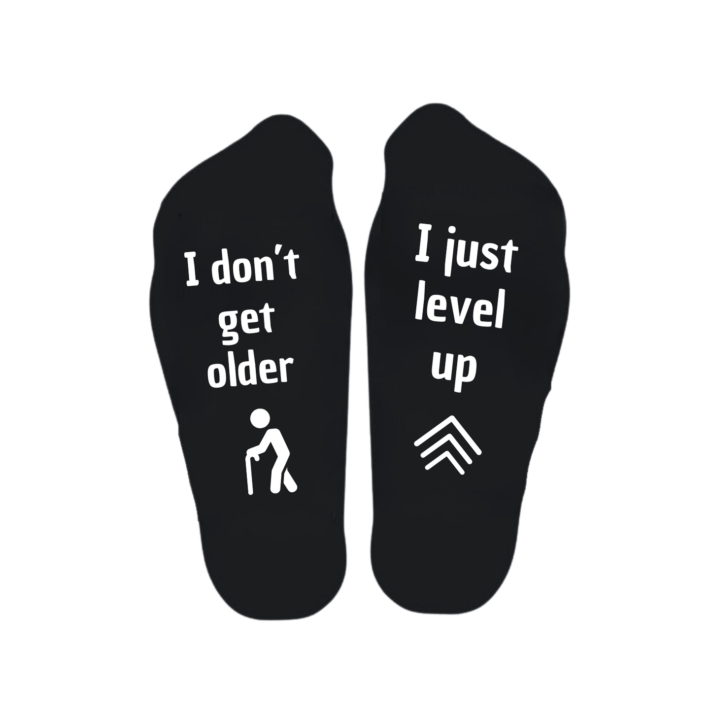 “Sokken met grappige tekst verdeeld over linker en rechter sok met de tekst "I don't get older / I just level up" – Handmade by J” verjaardag kado