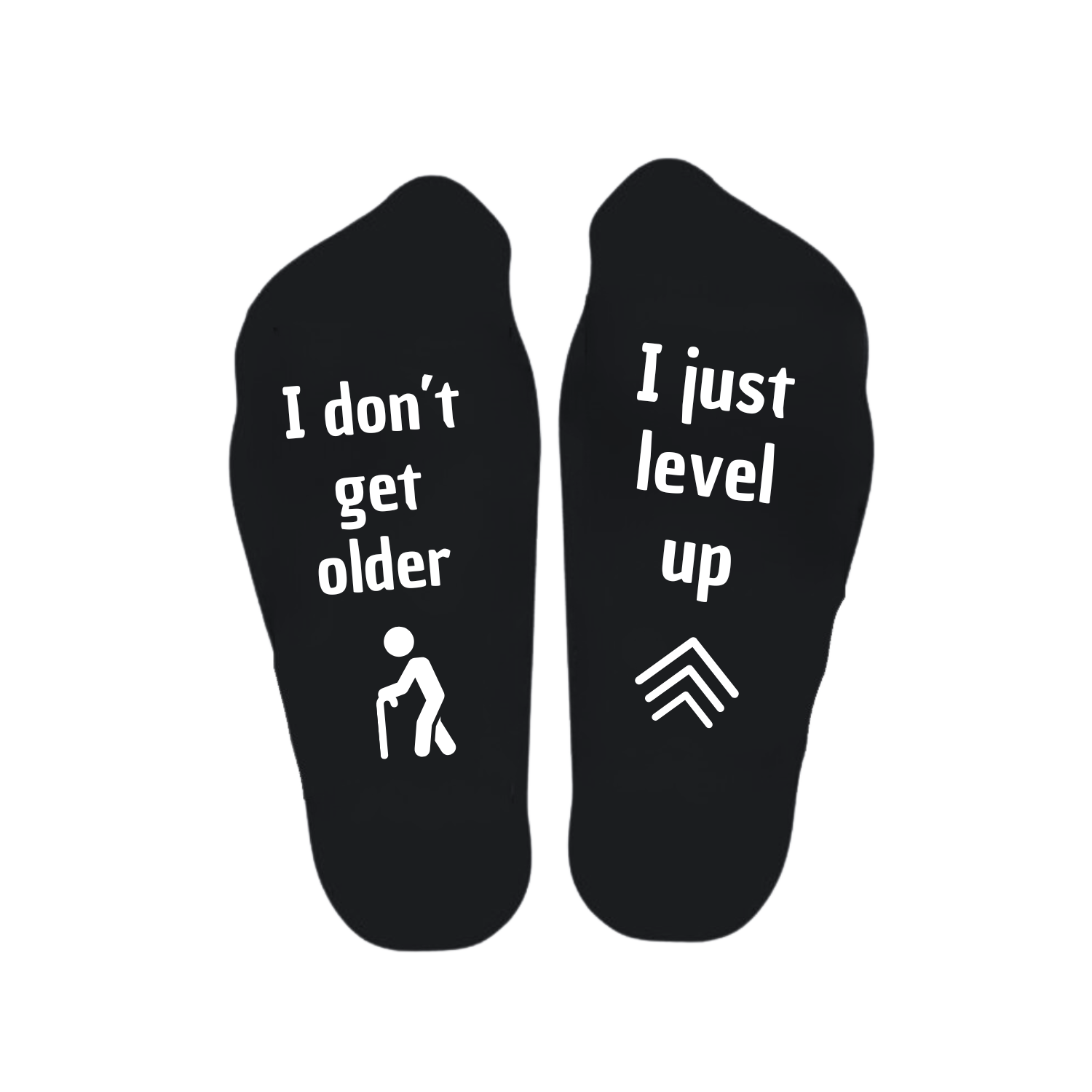 “Sokken met grappige tekst verdeeld over linker en rechter sok met de tekst "I don't get older / I just level up" – Handmade by J” verjaardag kado
