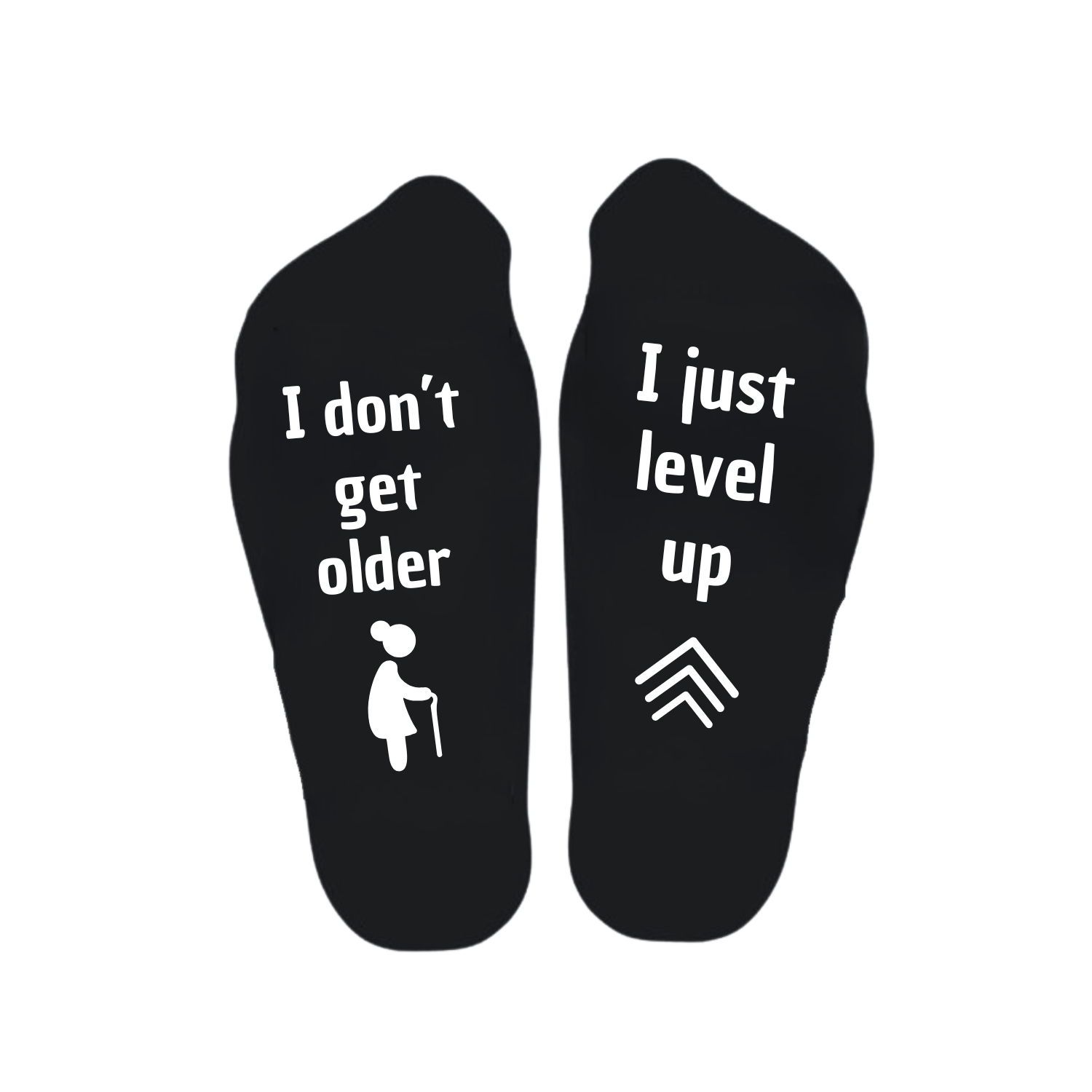 “Sokken met grappige tekst verdeeld over linker en rechter sok met de tekst "I don't get older / I just level up" – Handmade by J” verjaardag kado