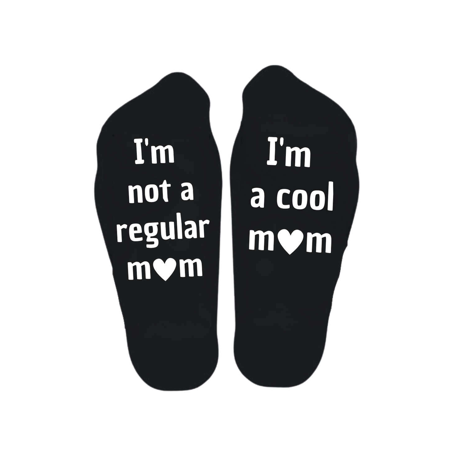 “Sokken met grappige tekst verdeeld over linker en rechter sok met de tekst "I'm not a regular mom / I'm a cool mom" – Handmade by J” Moederdag kado
